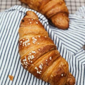 Prawdziwy francuski croissant z maliną, przygotowany wg tradycyjnej receptury, z naturalnego masła,